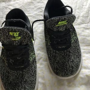 Nike boys size 5 1/2 running shoes barely worn EUC